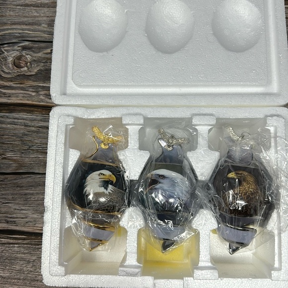 9th Issue in the On Eagles Wings Heirloom Porcelain Bradford Exchange Ornaments‌ - Picture 7 of 9